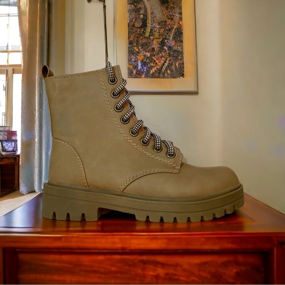 Soda Women's Combat Lace Up Ankle Boots Size 6 NWOB